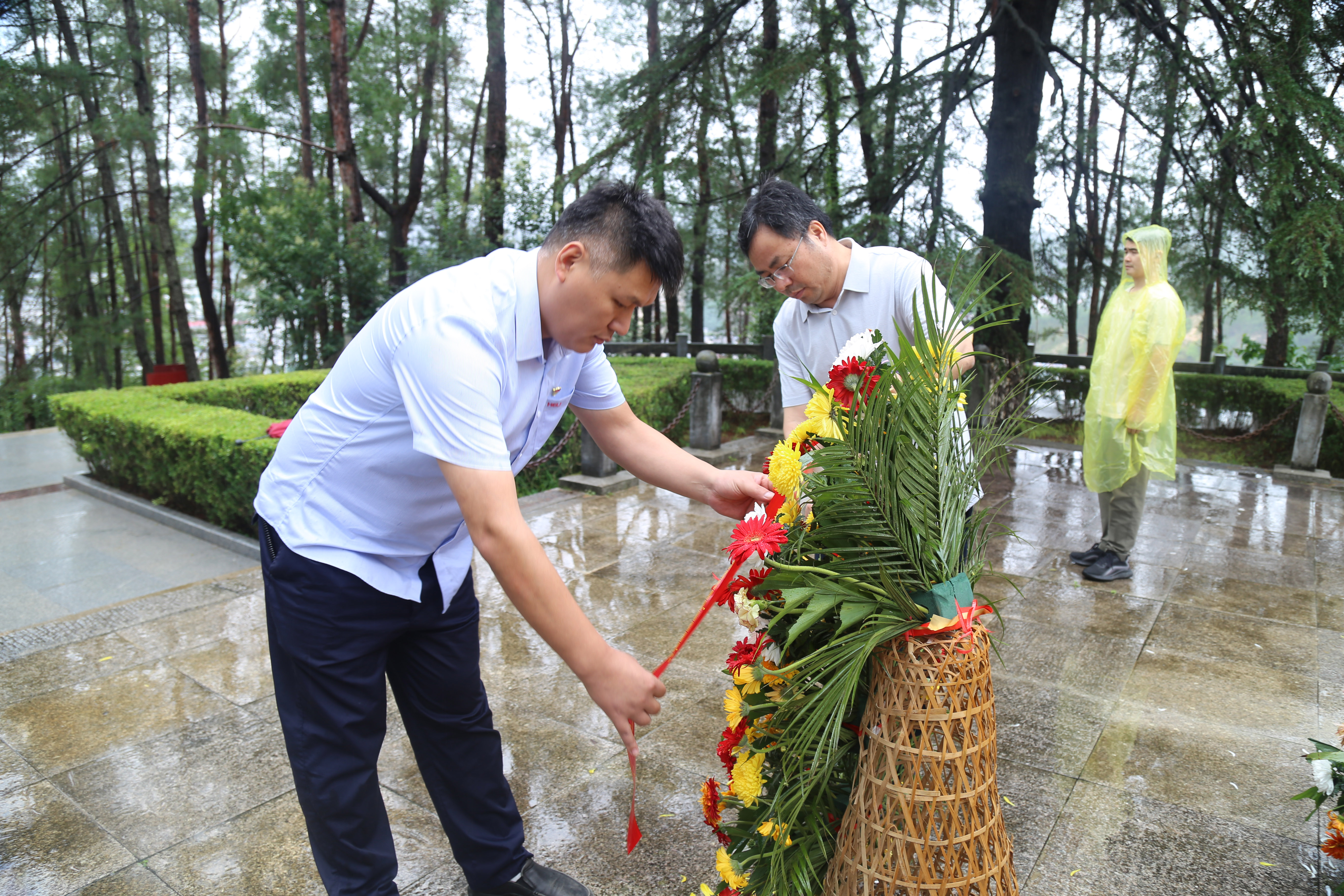 3.敬獻花籃.JPG